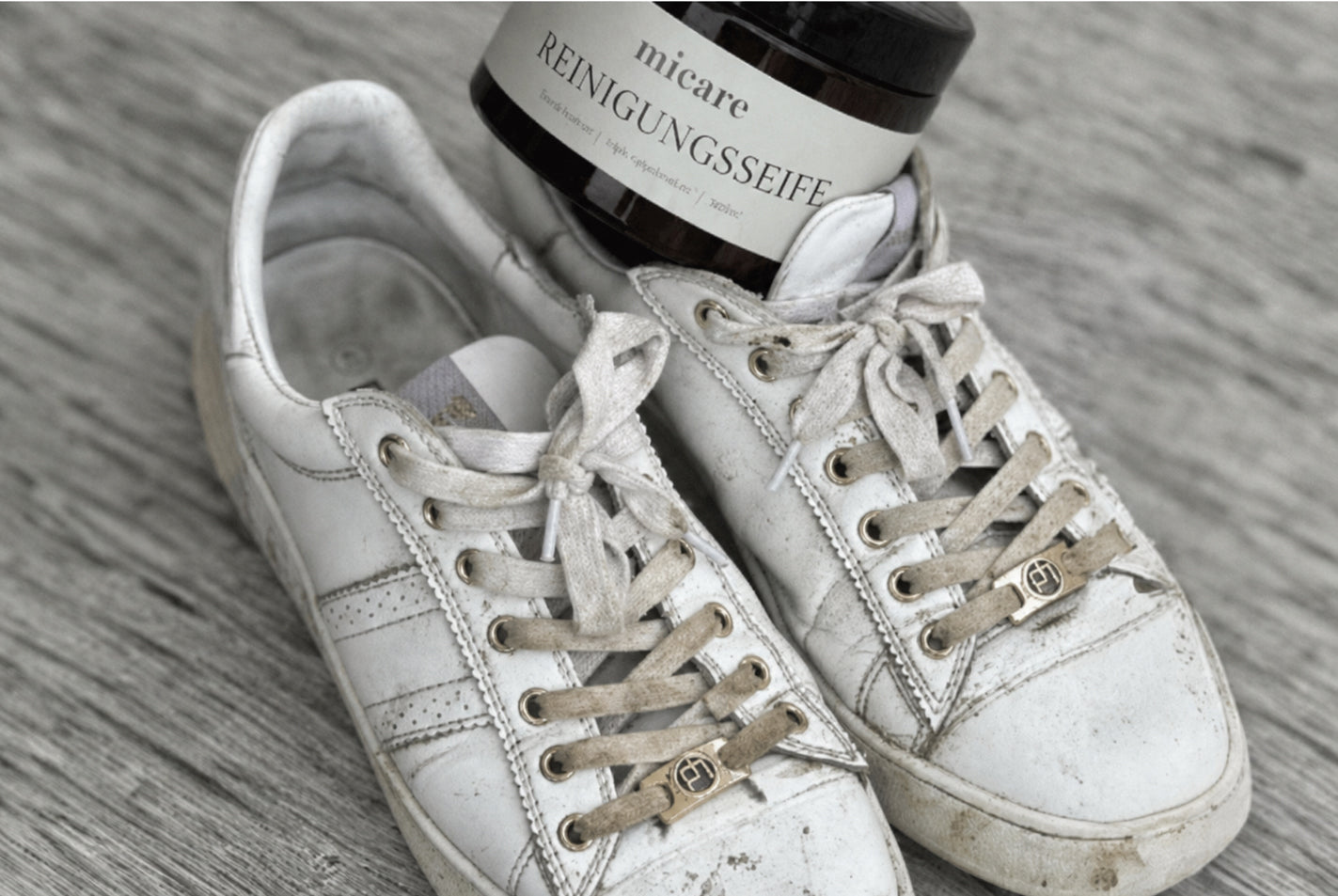 Weiße Schuhe werden mit micare gereinigt und gepflegt