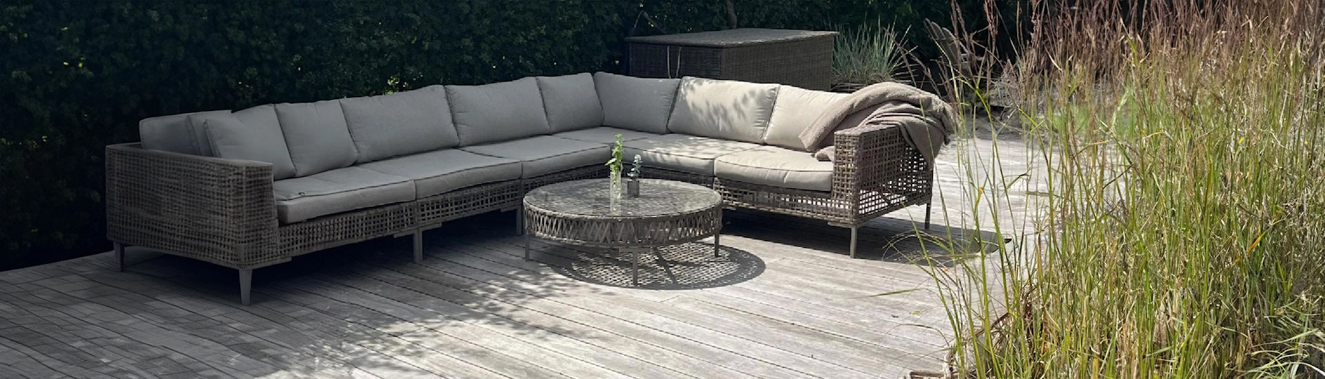 Pflege von Polyrattan mit micare Reinigungs- und Pflegeprodukten