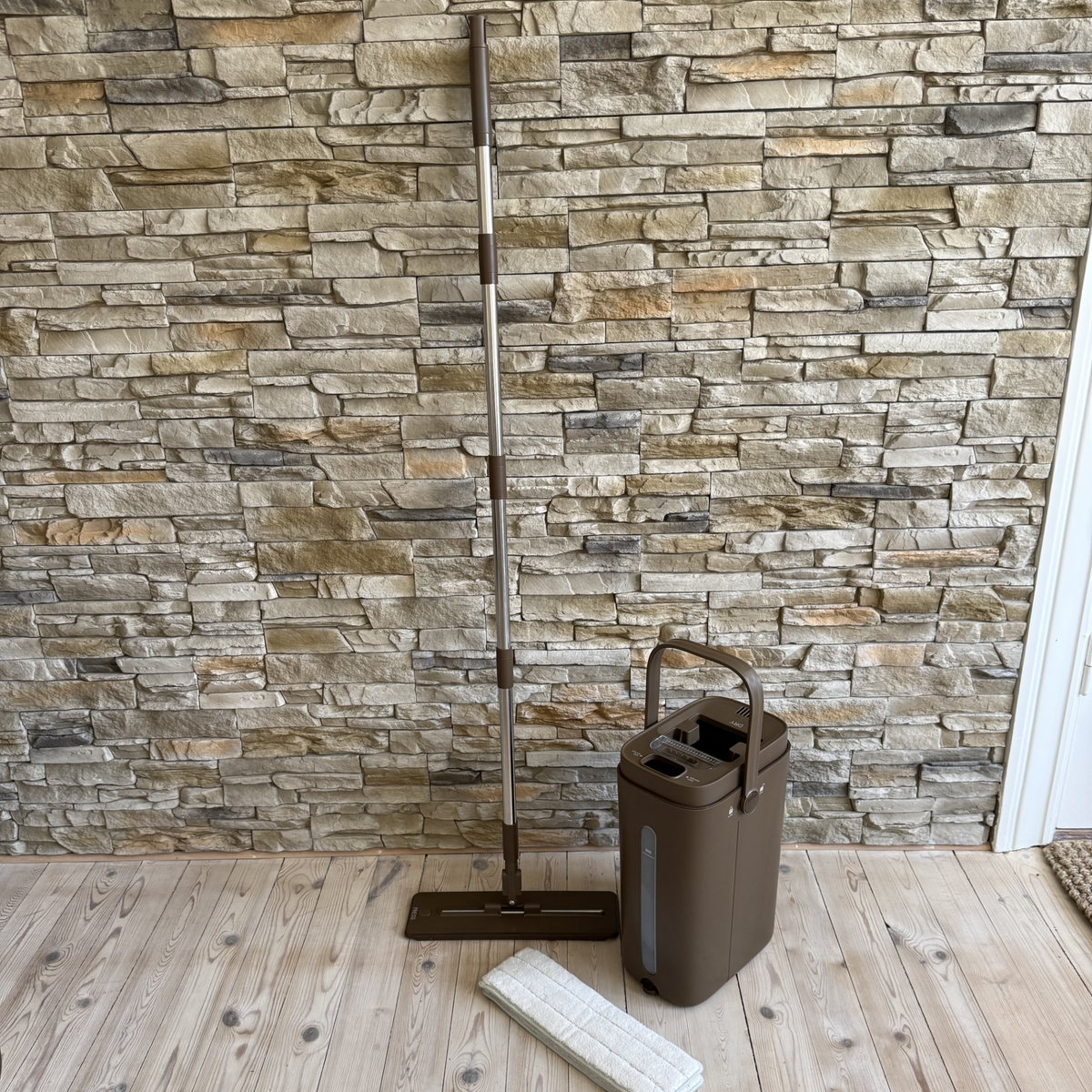 micare FreshMop-Wischsystem in Mocha im Wohnbereich 