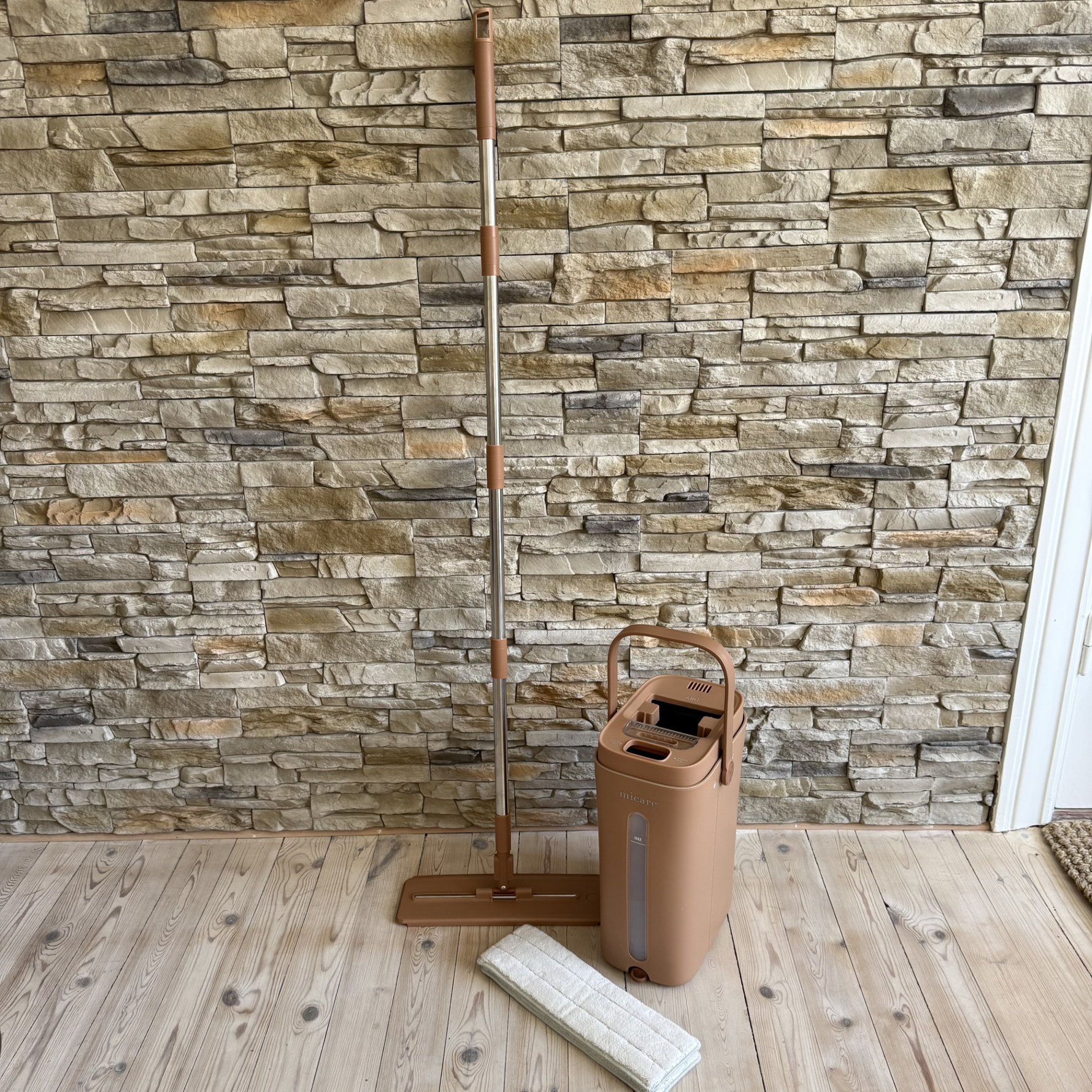 micare FreshMop-Wischsystem in Terracotta im Wohnbereich 