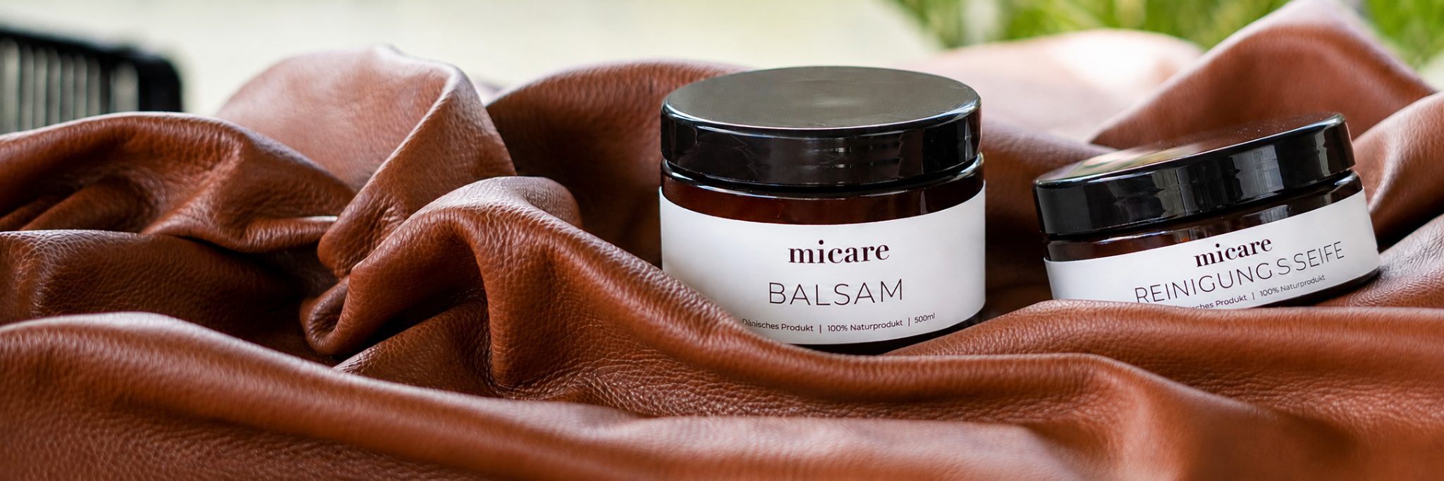 micare Balsam und Reinigungsseife auf braunem Leder