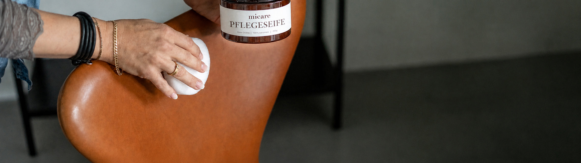 micare Pflegeseife im Einsatz auf einer Holzoberfläche