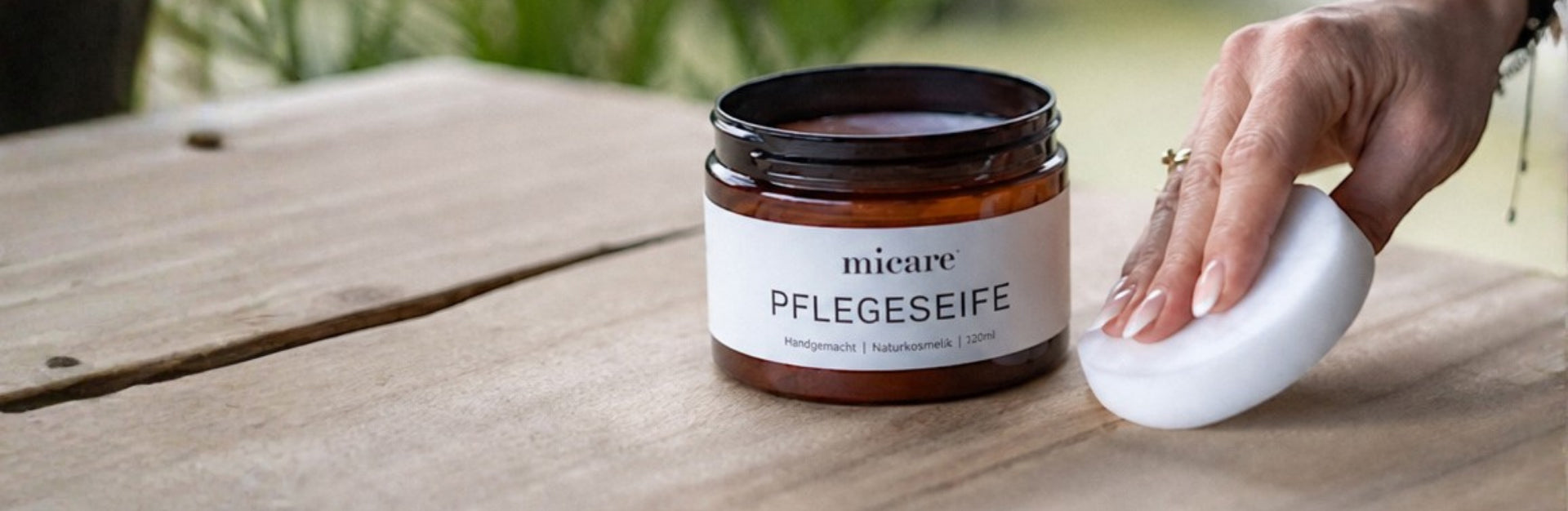 micare Pflegeprodukte vor natürlicher Waldkulisse